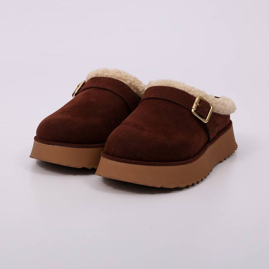 Nati – Clog Feminino Plataforma Camurça Forro em Pelúcia Fivela Marrom Escuro