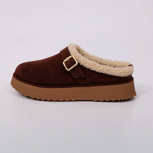 Nati – Clog Feminino Plataforma Camurça Forro em Pelúcia Fivela Marrom Escuro
