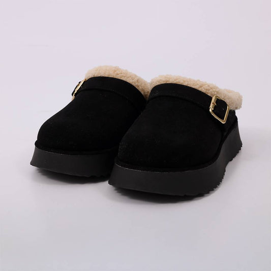Nati – Clog Feminino Plataforma Camurça Forro em Pelúcia Fivela Preto