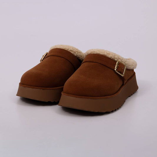 Nati – Clog Feminino Plataforma Camurça Forro em Pelúcia Fivela Caramelo
