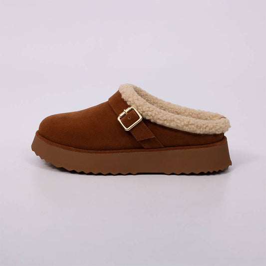 Nati – Clog Feminino Plataforma Camurça Forro em Pelúcia Fivela Caramelo