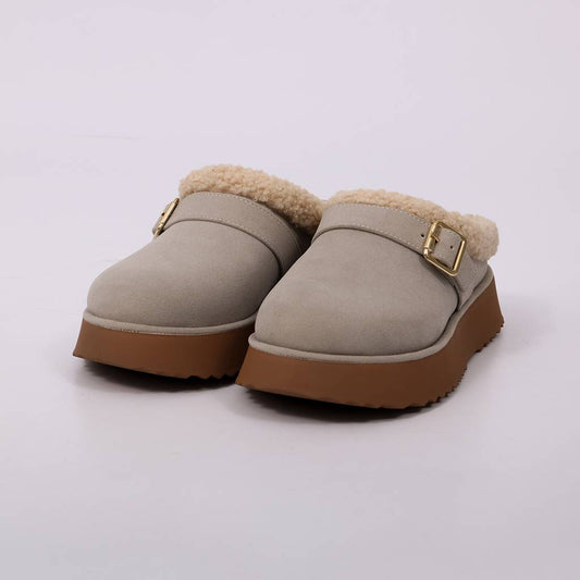 Nati – Clog Feminino Plataforma Camurça Forro em Pelúcia Fivela Off White