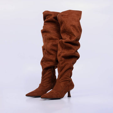 Margot – Bota Feminina Cano Alto Slouch Camurça Salto Geométrico Caramelo