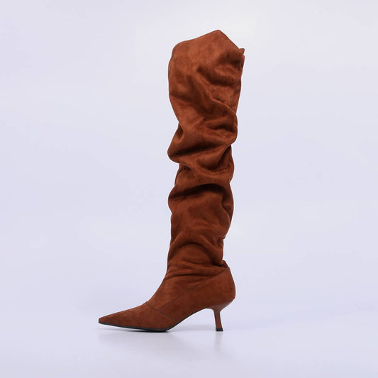Margot – Bota Feminina Cano Alto Slouch Camurça Salto Geométrico Caramelo