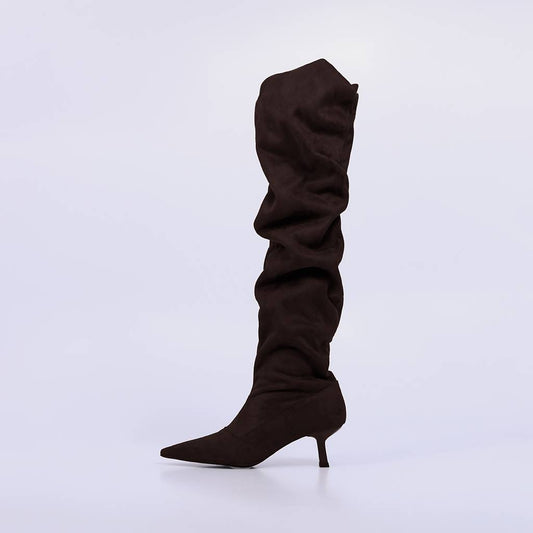 Margot – Bota Feminina Cano Alto Slouch Camurça Salto Geométrico Rocha