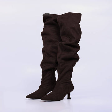 Margot – Bota Feminina Cano Alto Slouch Camurça Salto Geométrico Rocha