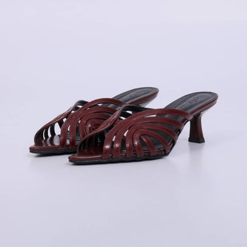 Manu – Mule Feminino Tiras Vazadas com Salto Fino Vermelho