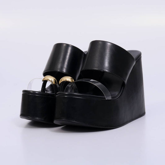 Mari – Tamanco Feminino Plataforma Anabela com Vinil e Aplicação Dourada Preto