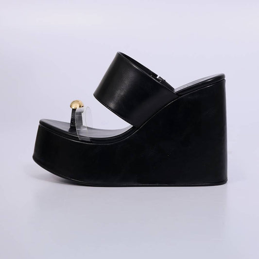 Mari – Tamanco Feminino Plataforma Anabela com Vinil e Aplicação Dourada Preto