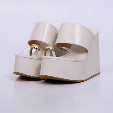 Mari – Tamanco Feminino Plataforma Anabela com Vinil e Aplicação Dourada Off White