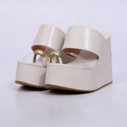 Mari – Tamanco Feminino Plataforma Anabela com Vinil e Aplicação Dourada Off White
