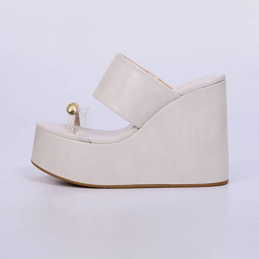 Mari – Tamanco Feminino Plataforma Anabela com Vinil e Aplicação Dourada Off White