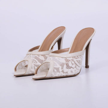 Sara – Mule Feminino Tela Rendada Salto Fino Off White