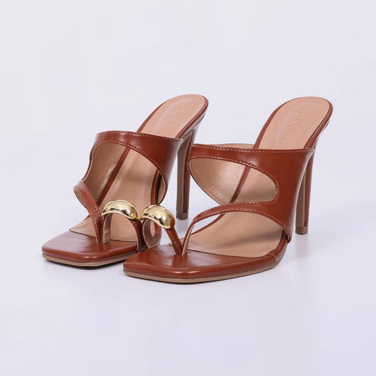 Giza – Tamanco Feminino Salto Fino com Dedo e Aplicação Dourada New Whisk