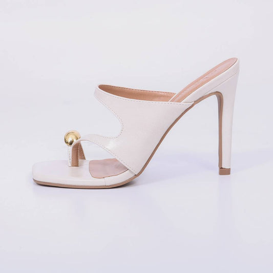 Giza – Tamanco Feminino Salto Fino com Dedo e Aplicação Dourada Off White