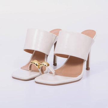Nicole – Tamanco Feminino Salto Alto com Tira Larga e Dedo Off White