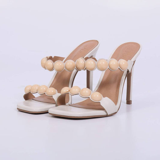Joane – Tamanco Feminino com Esferas Resinadas e Salto Fino Off White