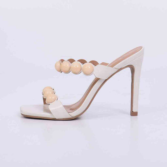 Joane – Tamanco Feminino com Esferas Resinadas e Salto Fino Off White