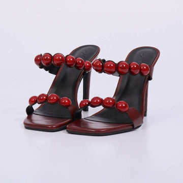 Joy – Tamanco Feminino com Esferas Resinadas e Salto Fino Vermelho