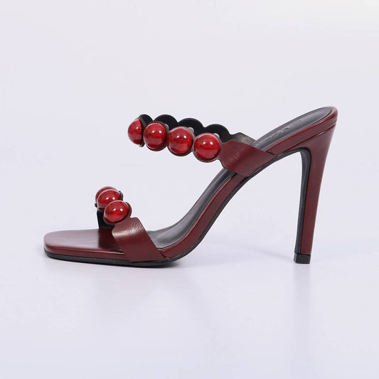 Joane – Tamanco Feminino com Esferas Resinadas e Salto Fino Vermelho
