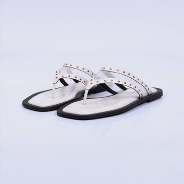 Zoe – Rasteira Feminina em Tela com Tachas Off White