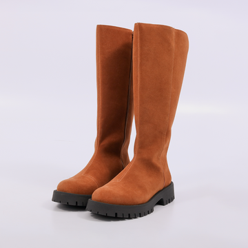 Doha– Bota Feminina Cano Médio Camurça Solado Tratorado Caramelo