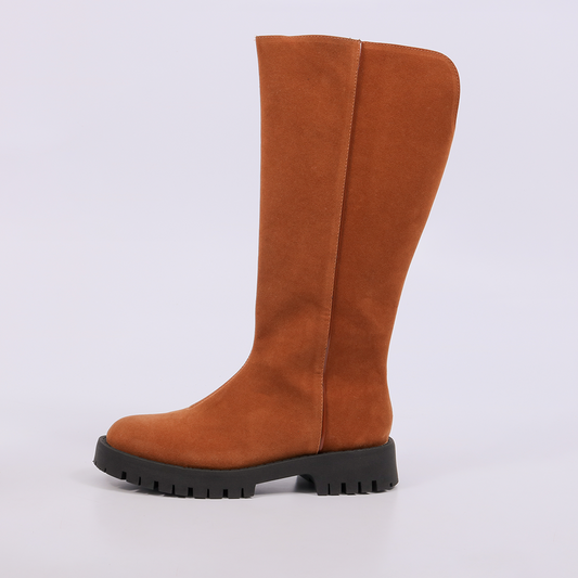 Doha– Bota Feminina Cano Médio Camurça Solado Tratorado Caramelo