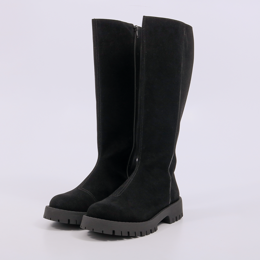 Doha – Bota Feminina Cano Médio Camurça Solado Tratorado Preto