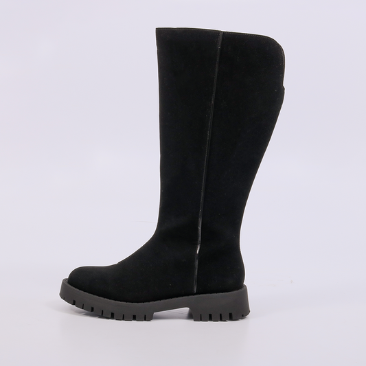 Doha – Bota Feminina Cano Médio Camurça Solado Tratorado Preto
