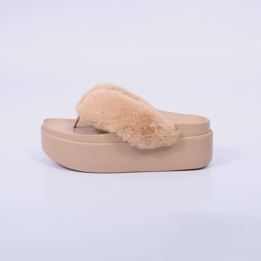 Kate – Tamanco Feminino Plataforma com Pelúcia Bege