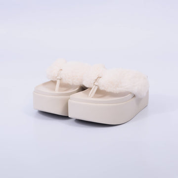 Kate – Tamanco Feminino Plataforma com Pelúcia Branco