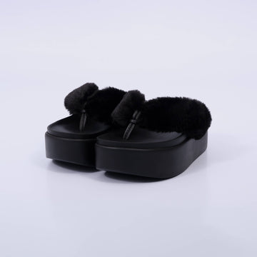 Kate – Tamanco Feminino Plataforma com Pelúcia Preto