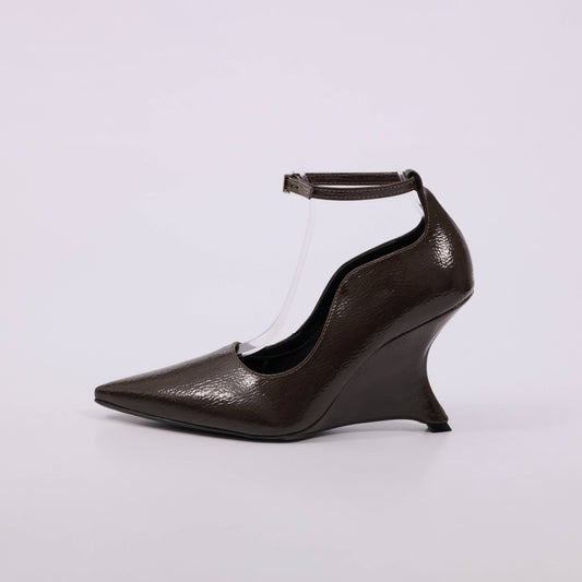 Pérola – Scarpin Feminino Salto Baixo com Tira no Tornozelo Marrom Escuro