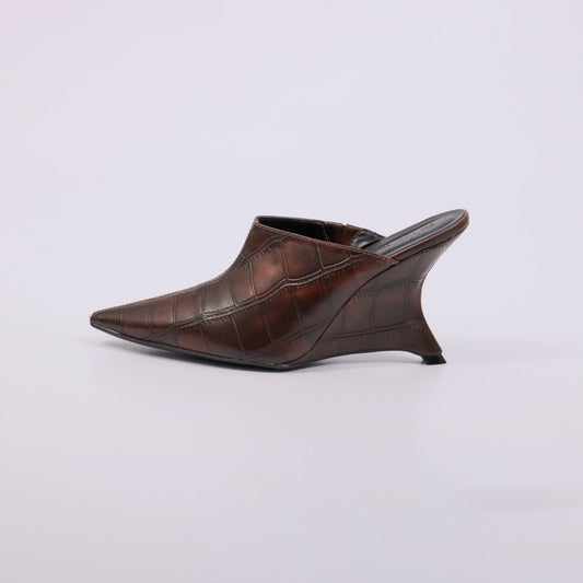 Mirela - Mule Feminino Clássico Salto Baixo Croco Marrom Escuro