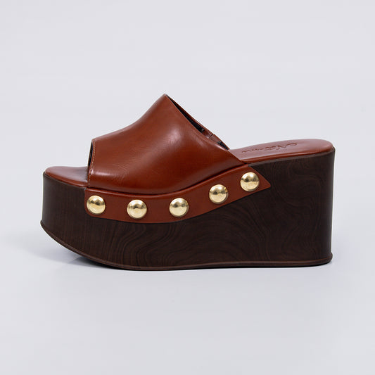 Giza - Tamanco Anabela Feminina Plataforma Tachas Douradas Caramelo
