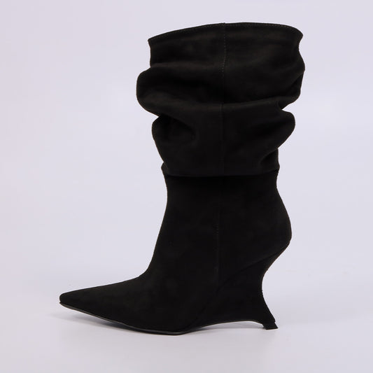 Nara – Bota Feminina Slouchy Camurça Salto Anabela Preto