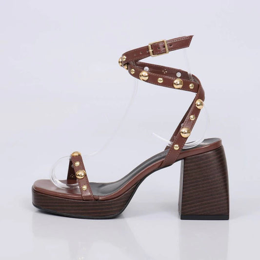 Morgana - Sandália Feminina Salto Bloco Tachas Douradas Marrom