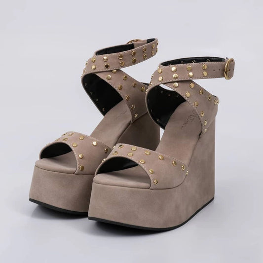 Nolita - Sandália Feminino com Fivela de Camurça Cinza