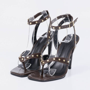 Texas - Sandália Feminina Salto Fino Verniz Tiras Tachas Marrom