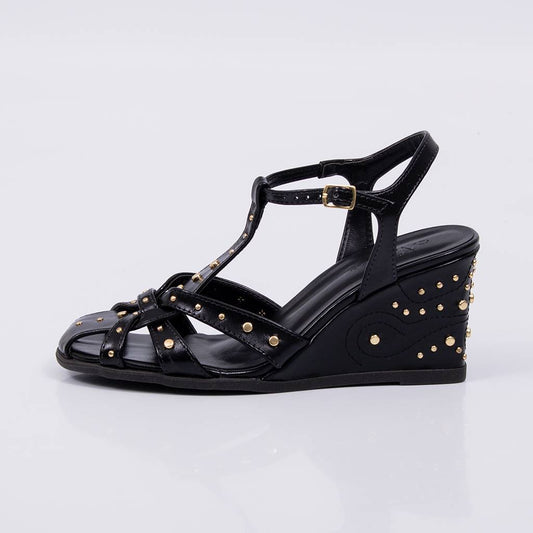 Quênia - Sandália Feminina Anabela Tachas Douradas Preto