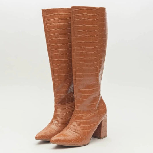 Talita - Bota Feminina Bico Fino Salto Grosso Cano Alto Caramelo