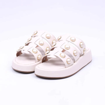 Odessa - Flatform Feminina Com Aplicações Nas Tiras Off-White