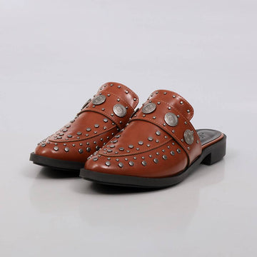 Positano - Mule Feminino Tachas Metálicas Bico Fino Caramelo