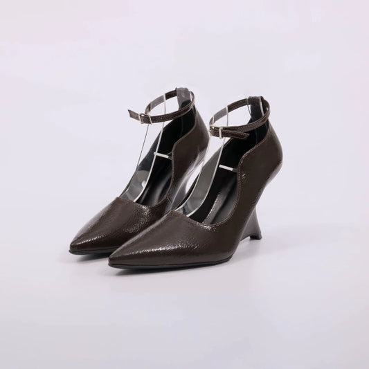 Pérola – Scarpin Feminino Salto Baixo com Tira no Tornozelo Marrom Escuro