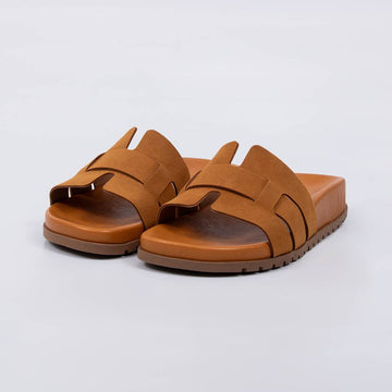 Núbia - Papete Feminina Anatômica Recorte Camurça Caramelo