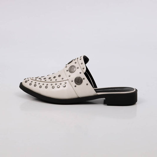 Positano - Mule Feminino Tachas Metálicas Bico Fino Off-white
