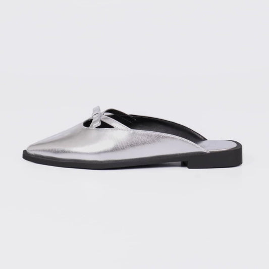 Ana - Mule Feminino Verniz Bico Fino Laço Prata