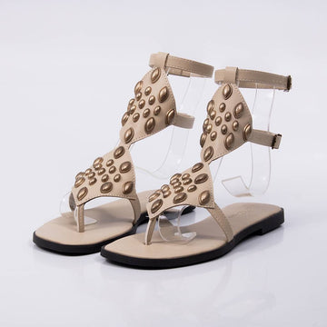 Siena - Sandália Feminina Rasteira Tachas Douradas Cinza