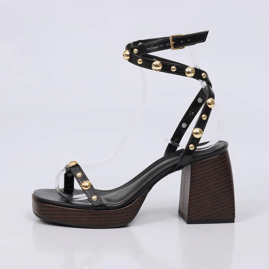 Morgana - Sandália Feminina Salto Bloco Tachas Douradas Preto