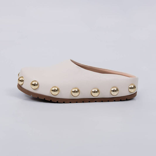 Oslo - Clog Feminino com Tachas Douradas Off-white
